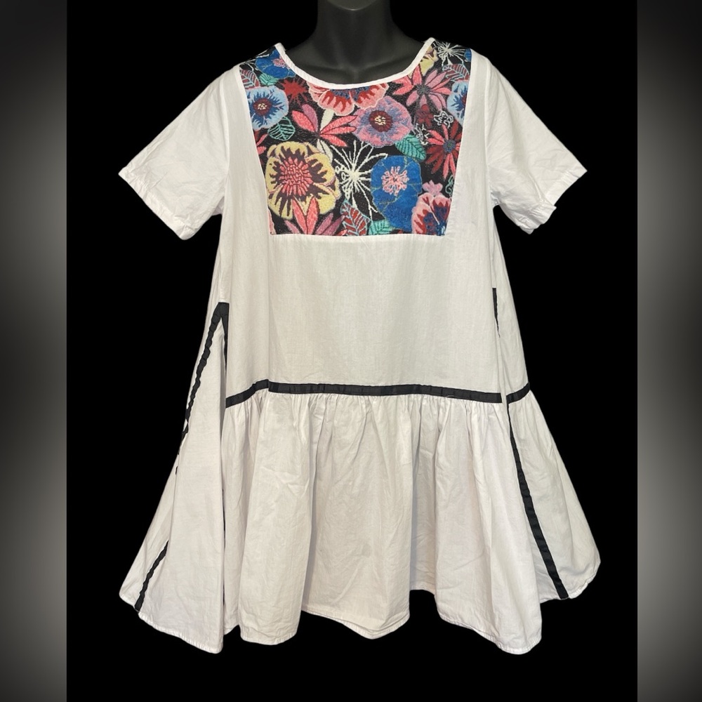 VIVI Fashion Tunic Blouse White with Floral Panel and Ribbon Trim SZ L